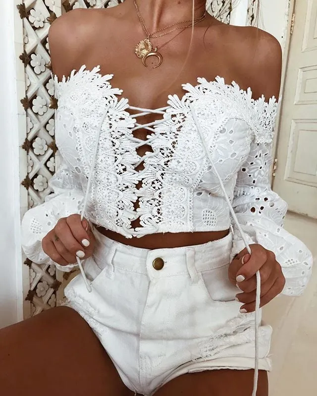 Cropped de Renda Lese Decote Trançado Vazado